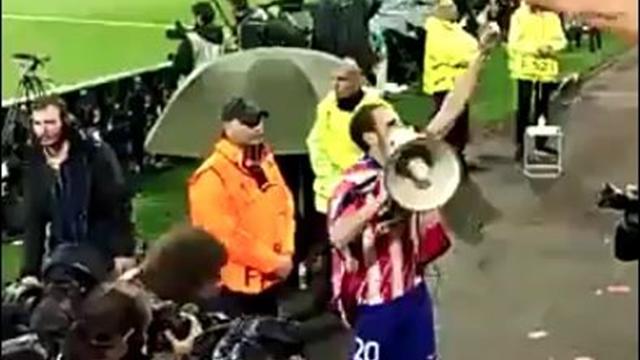 Juanfran se acuerda del Real Madrid megáfono en mano durante la celebración del Atleti