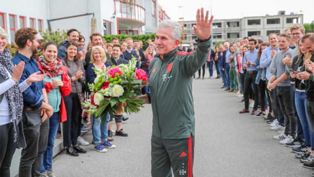 Spalier zum Abschied: Bayern-Mitarbeiter feiern Heynckes