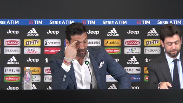 Buffon commosso trattiene le lacrime a fatica dopo l'abbraccio con l'amico Agnelli: "Fino alla fine" Buffon commosso trattiene le lacrime a fatica dopo l'abbraccio con l'amico Agnelli: "Fino alla fine"