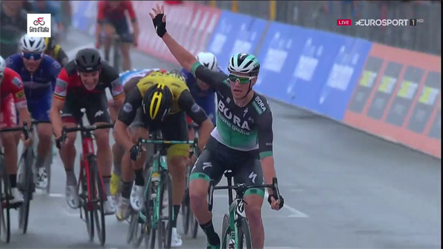 Rivivi il finale epico di Imola: Sam Bennett emerge come un lampo nella pioggia! Rivivi il finale epico di Imola: Sam Bennett emerge come un lampo nella pioggia!