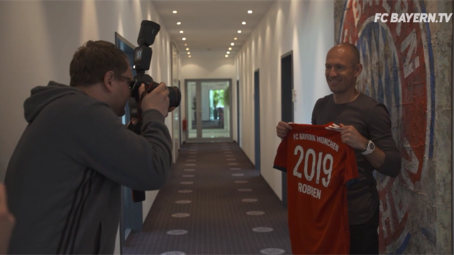 Robben bis 2019 bei Bayern: "Bin stolz ein Teil dieses Teams zu sein" Robben bis 2019 bei Bayern: "Bin stolz ein Teil dieses Teams zu sein"