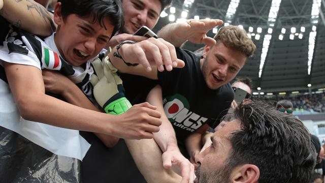 Buffon al minuto 64 conclude la sua carriera alla Juventus: lacrime, abbracci e giro di campo