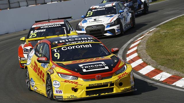 Somebody else also wanted to take the outside line: Coronel on his WTCR race exit