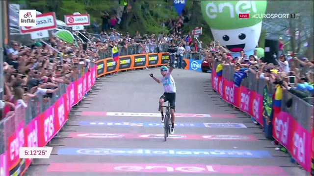 L'arrivo di Chris Froome sullo Jafferau, riscrive la storia del Giro 101: è maglia rosa! L'arrivo di Chris Froome sullo Jafferau, riscrive la storia del Giro 101: è maglia rosa!