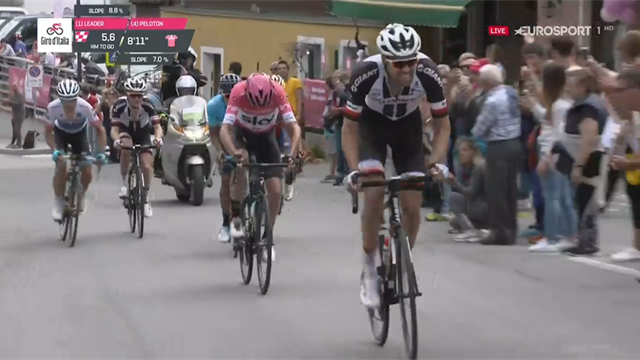 Tutti gli attacchi di Tom Dumoulin: Chris Froome resiste e lo batte sul traguardo Tutti gli attacchi di Tom Dumoulin: Chris Froome resiste e lo batte sul traguardo