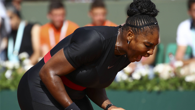 Serena Williams si ritira per un problema muscolare, Maria Sharapova ai quarti di finale