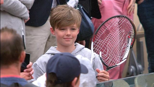 Djokovic offre sa raquette démolie à un jeune fan