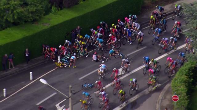 Dauphiné 2018: Caída en medio del pelotón que solo afectó a tres corredores pero pudo ser peor Dauphiné 2018: Caída en medio del pelotón que solo afectó a tres corredores pero pudo ser peor
