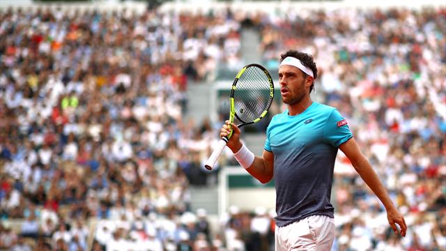 Insolite : Cecchinato veut vérifier une balle, un ramasseur efface la trace