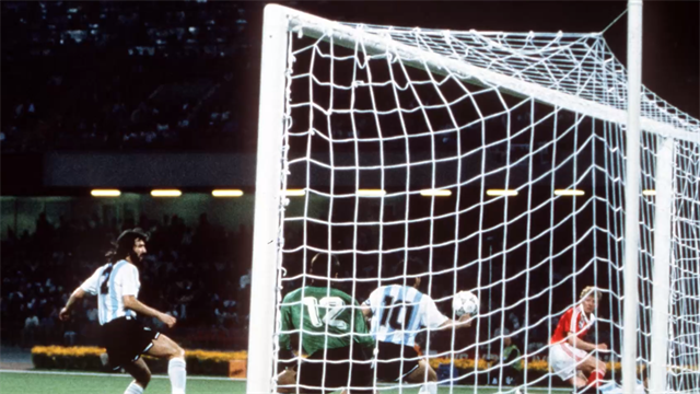 Maradona e l'altra "Mano de Dios" che fu decisiva a Italia '90 Maradona e l'altra "Mano de Dios" che fu decisiva a Italia '90