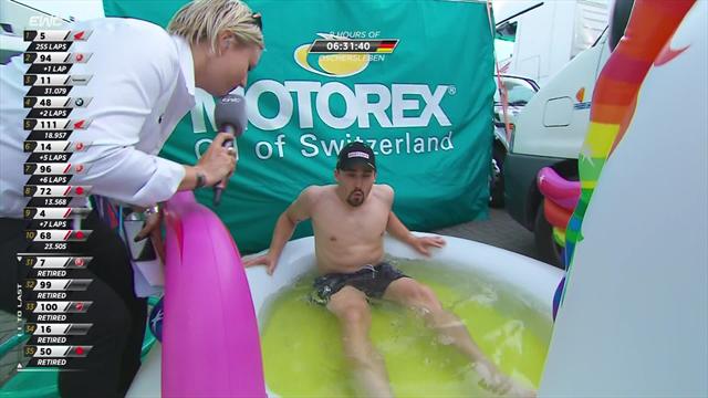 Robin Mulhauser, che personaggio: a Oschersleben si fa intervistare in una piscinetta Robin Mulhauser, che personaggio: a Oschersleben si fa intervistare in una piscinetta