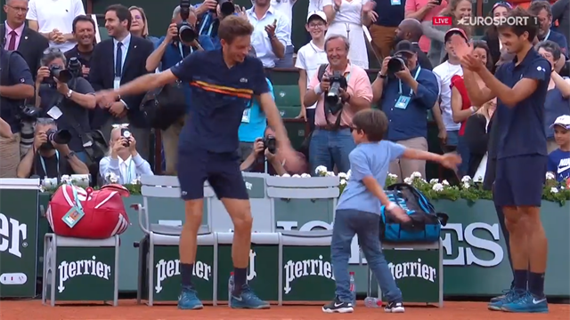 Ca valait bien une petite danse : le fils de Mahut a le sens du rythme