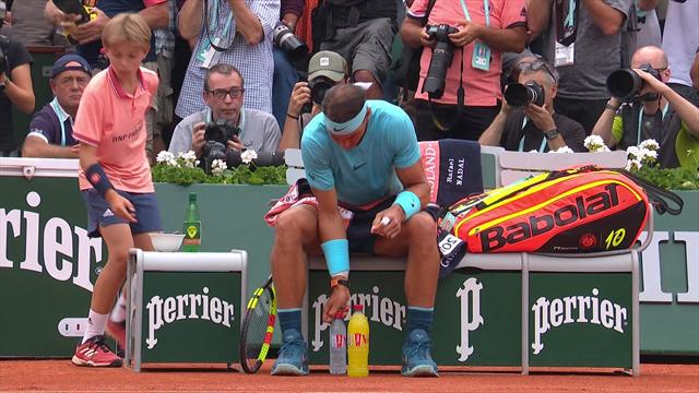 Nadal maniaco dell'ordine! Prima del match con Thiem, sposta le bottiglie finché non sono allineate Nadal maniaco dell'ordine! Prima del match con Thiem, sposta le bottiglie finché non sono allineate