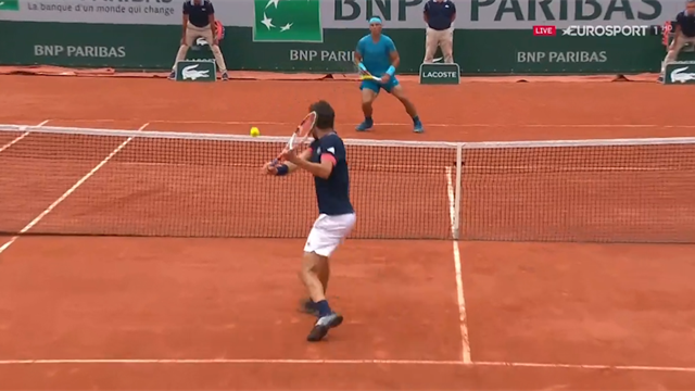 Palla corta e pallonetto: tutto il repertorio di Rafa Nadal nel colpo più bello del primo set Palla corta e pallonetto: tutto il repertorio di Rafa Nadal nel colpo più bello del primo set