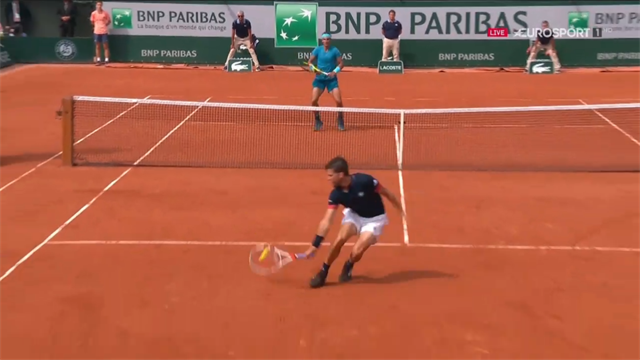 Dritti a valanga, palla corta e demi-volée a due mani: tutto Nadal nel game decisivo del 2° set Dritti a valanga, palla corta e demi-volée a due mani: tutto Nadal nel game decisivo del 2° set
