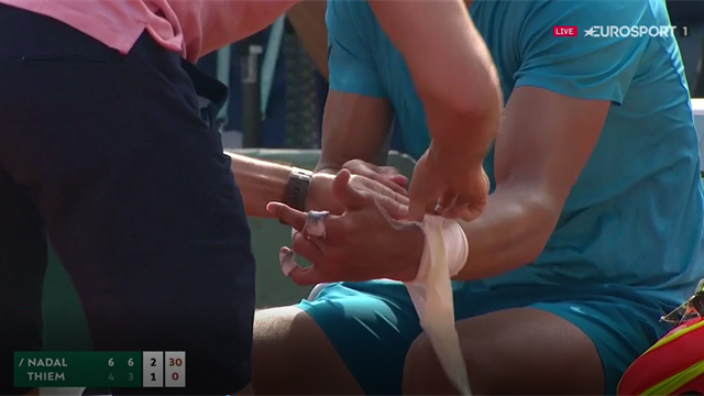Une crampe au doigt et l'intervention du kiné : Nadal a fait peur au Chatrier Une crampe au doigt et l'intervention du kiné : Nadal a fait peur au Chatrier