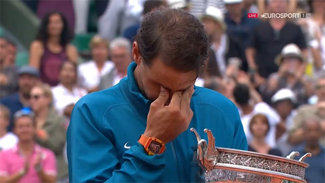 Emozionato come la prima volta: Rafael Nadal solleva il trofeo ma non trattiene le lacrime Emozionato come la prima volta: Rafael Nadal solleva il trofeo ma non trattiene le lacrime