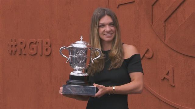 Bella in nero: Simona Halep posa con il trofeo del Roland Garros più che elegante che mai Bella in nero: Simona Halep posa con il trofeo del Roland Garros più che elegante che mai