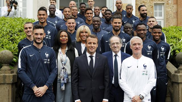 Les Bleus ont reçu la Légion d'honneur des mains de Macron : "Vous avez rendu fier tout un pays"