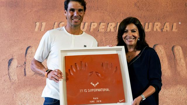 Roland Garros 2018: El homenaje de París a Nadal y sus manos de '11' dedos Roland Garros 2018: El homenaje de París a Nadal y sus manos de '11' dedos