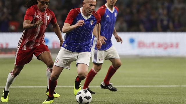 France 98 : Zidane signe un chef d’oeuvre sur coup franc lors d’un match d’exhibition