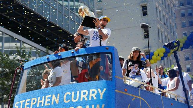 Los Warriors se dan otro baño de multitudes para celebrar su tercer título de la NBA