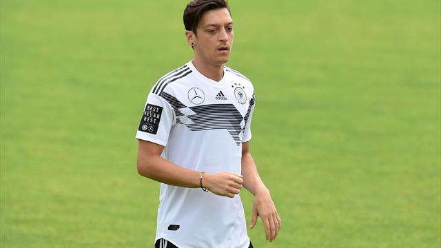Özil wieder im Training - Fans jubeln Weltmeister zu