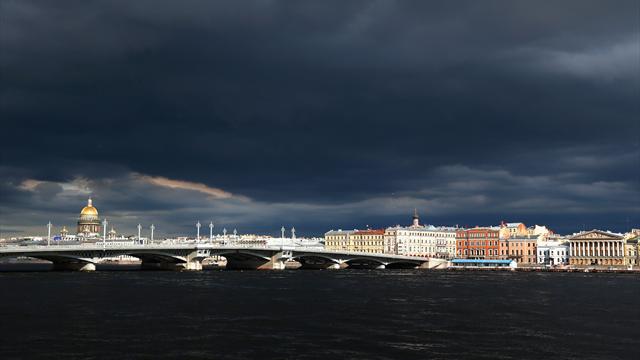 Питерский таксист удерживал мексиканку в машине и потребовал с нее 7 тысяч рублей за 2 километра