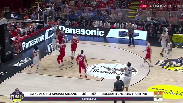 Gutierrez inventa per Sutton che schiaccia: è di Trento l'azione più bella del primo tempo di gara 5 Gutierrez inventa per Sutton che schiaccia: è di Trento l'azione più bella del primo tempo di gara 5