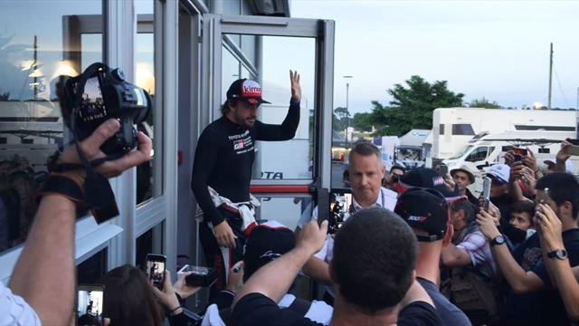 24 Horas de Le Mans 2018: Locura por un autógrafo de Fernando Alonso 24 Horas de Le Mans 2018: Locura por un autógrafo de Fernando Alonso