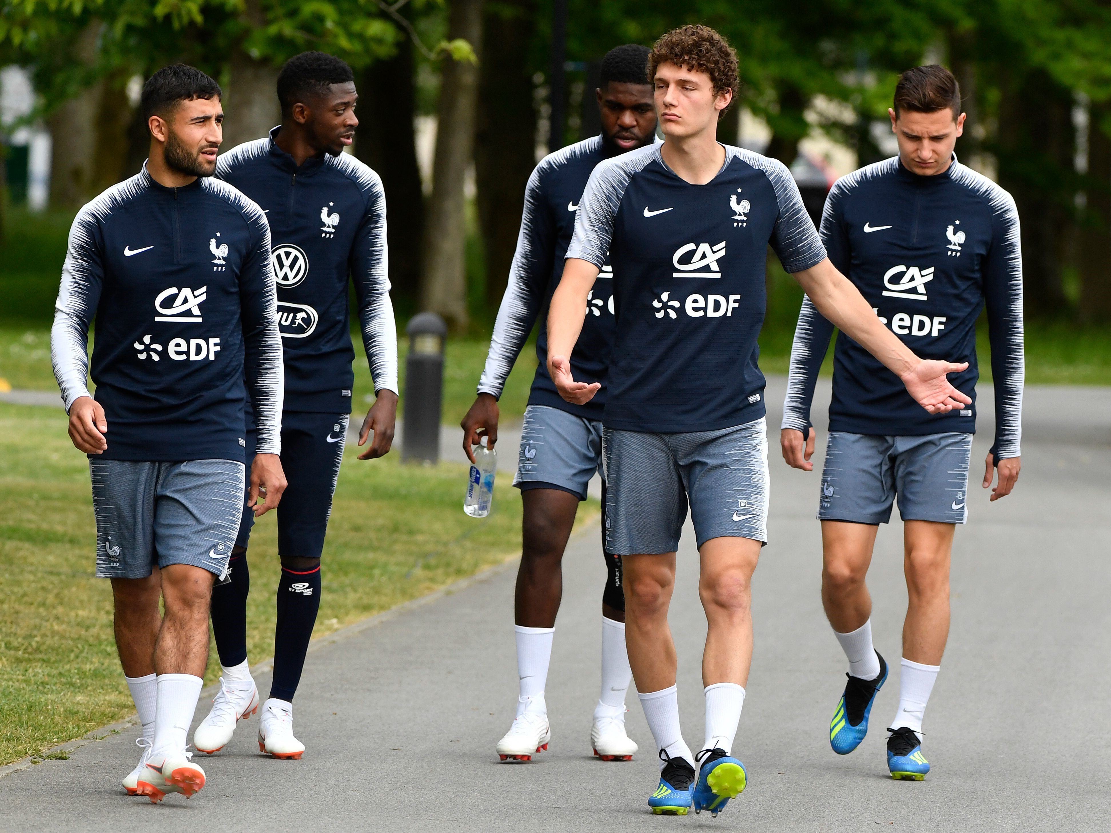 Benjamin Pavard au milieu de Nabil Fekir, Ousmane Dembélé, Samuel Umtiti et Florian Thauvin (France)