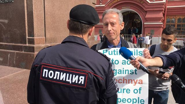 Британский ЛГБТ-активист устроил одиночный пикет возле Кремля. Его задержали, но потом отпустили