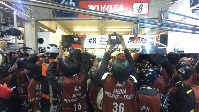 24 Horas Le Mans 2018: ¡Qué caos! Así fue la llegada de Alonso al box tras lograr la pole su coche 24 Horas Le Mans 2018: ¡Qué caos! Así fue la llegada de Alonso al box tras lograr la pole su coche