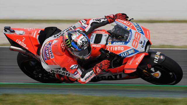 Lorenzo, Dovizioso, Marquez: lotta a tre per la vittoria. A Valentino Rossi resta solo la rimonta