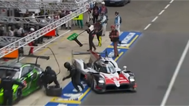 17h30 : Fernando Alonso prend son relais... et évite de peu un mécanicien 17h30 : Fernando Alonso prend son relais... et évite de peu un mécanicien
