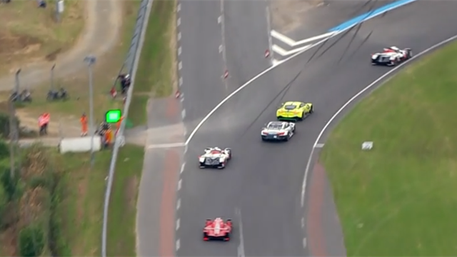 Pour ne pas perdre de vue l'autre Toyota, Alonso a pris tous les risques dans le trafic Pour ne pas perdre de vue l'autre Toyota, Alonso a pris tous les risques dans le trafic