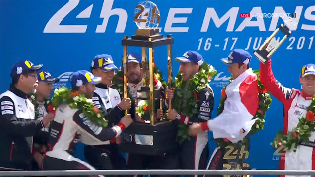 Fernando Alonso solleva il trofeo: vittoria storica per la Toyota a Le Mans Fernando Alonso solleva il trofeo: vittoria storica per la Toyota a Le Mans