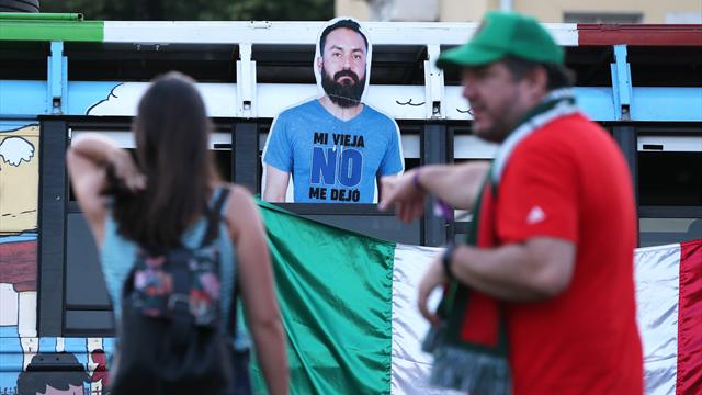 La moglie gli vieta i Mondiali, gli amici portano un suo cartonato in Russia e diventa un idolo La moglie gli vieta i Mondiali, gli amici portano un suo cartonato in Russia e diventa un idolo