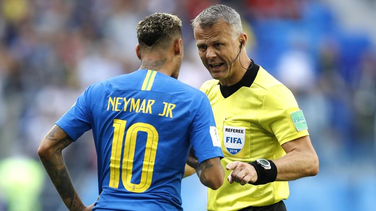 El árbitro Bjorn Kuipers rectifica y anula un penalti señalado ...