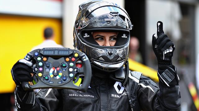 Saudi woman drives F1 car on historic day