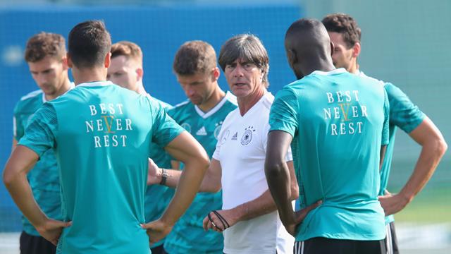 Der LIGAstheniker: Nur so kann Jogi Bundestrainer bleiben!
