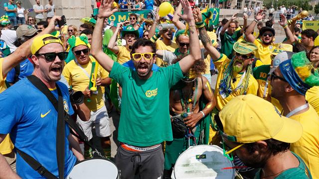 Espectacular recibimiento de la afición brasileña a su selección en Kazán antes de los cuartos Espectacular recibimiento de la afición brasileña a su selección en Kazán antes de los cuartos