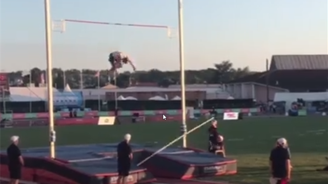 Lavillenie, ma come fai? Salta i 5.40 con una spettacolare capriola!