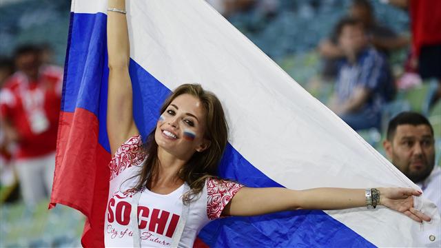 Каток в +30 и обгоревшие курортники с пляжа. Сочи сжарился перед матчем сборной России