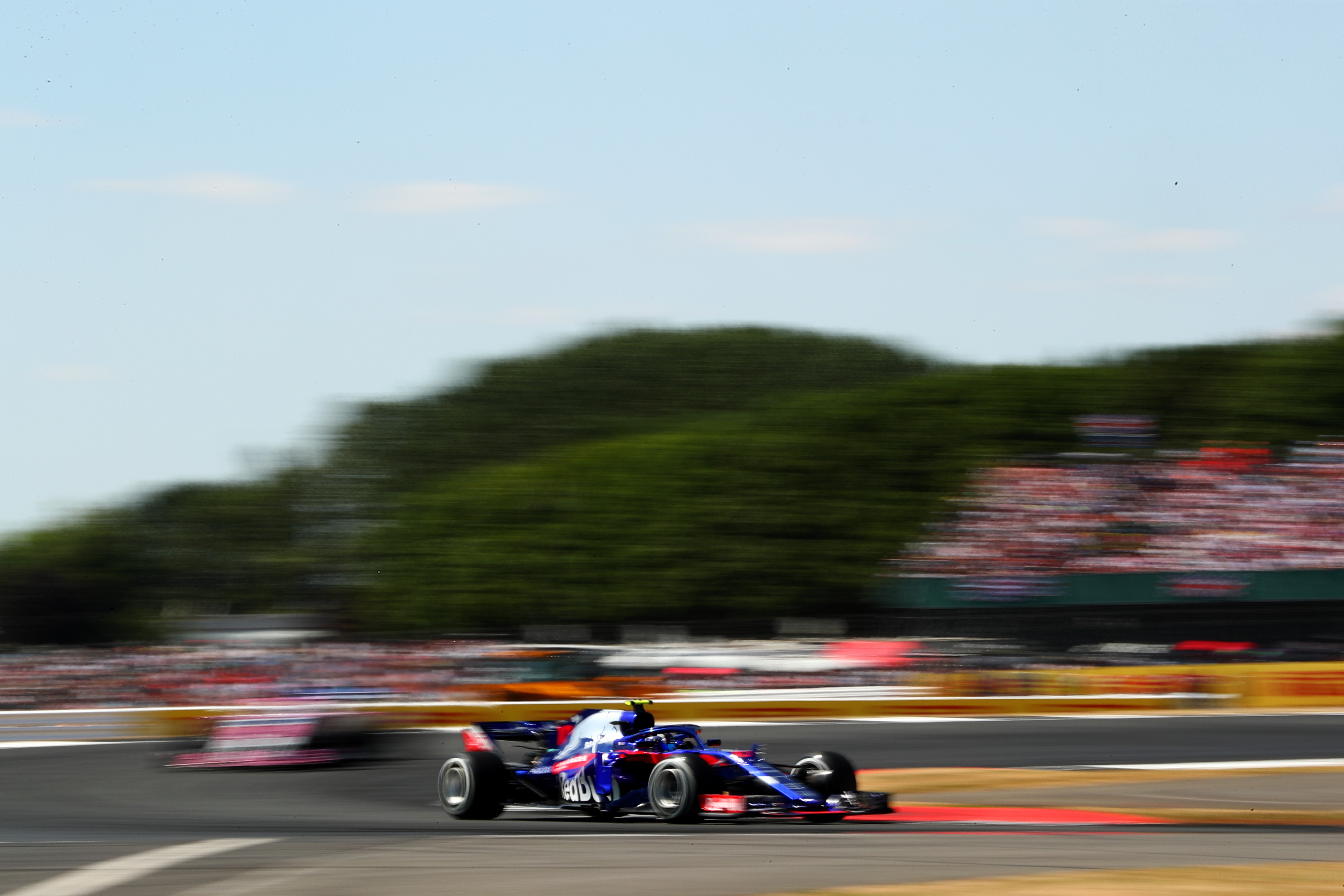 Pierre Gasly (Toro Rosso) devant Sergio Pérez (Force India) lors du Grand Prix de Grande-Bretagne 2018