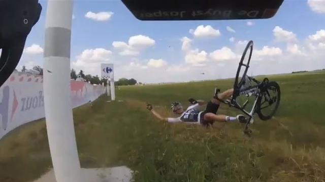 Onboard beim Sturz von Chris Froome: Die spektakulärsten Momente der 1. Etappe Onboard beim Sturz von Chris Froome: Die spektakulärsten Momente der 1. Etappe