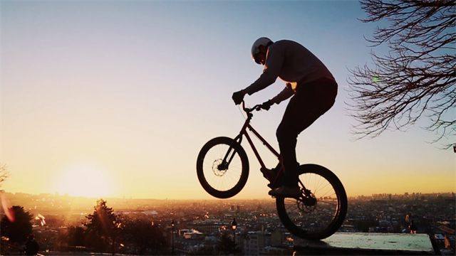 Ride the city: lo spettacolo del 'bike trial' per le strade di Parigi Ride the city: lo spettacolo del 'bike trial' per le strade di Parigi