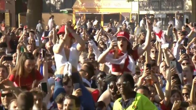 Coupe du Monde 2018 - À Hyde Park, 30.000 supporters anglais chantent "It's coming home" Coupe du Monde 2018 - À Hyde Park, 30.000 supporters anglais chantent "It's coming home"