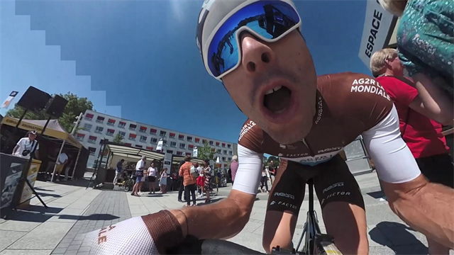 On board camera sul Tour de France: dai sorrisi della partenza alla bagarre della corsa On board camera sul Tour de France: dai sorrisi della partenza alla bagarre della corsa