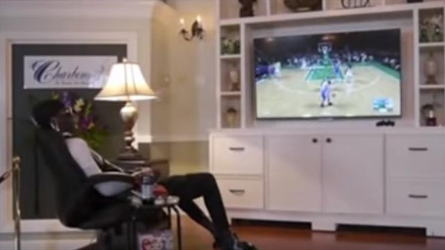Убитого фаната НБА посадили за PS4 и включили любимый симулятор. Кажется, он обрадовался